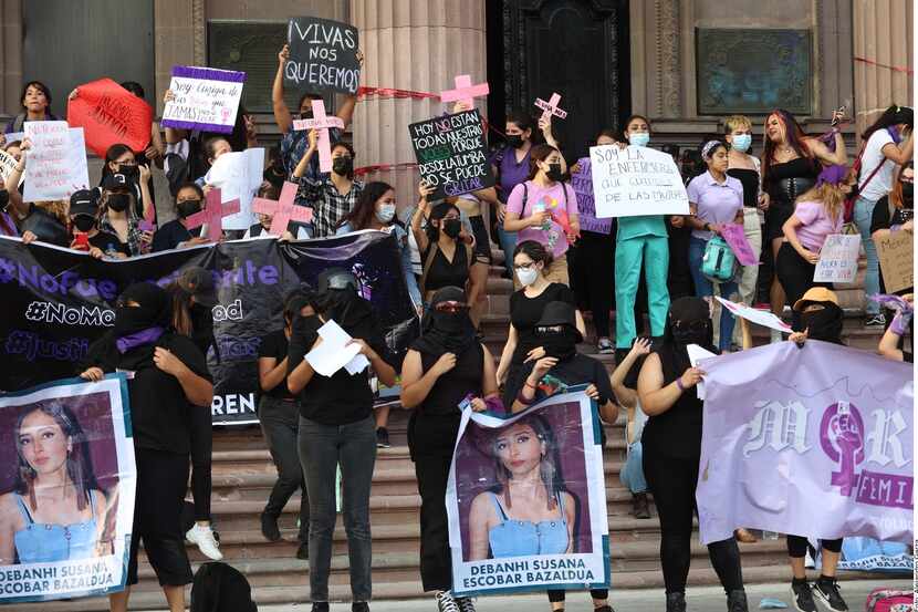 Varias personas protestaron en Nuevo León por la desaparición masiva de mujeres en los...