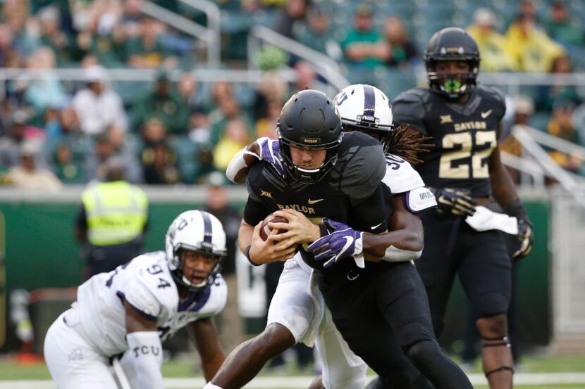 Baylor Bears quarterback Seth Russell (17) scores a touchdown against TCU Horned Frogs in...