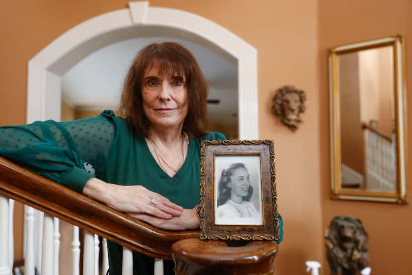 Dr. Terri Howard-Hughes posa con una fotografía de su madre, Angela J. Burke, el 31 de...