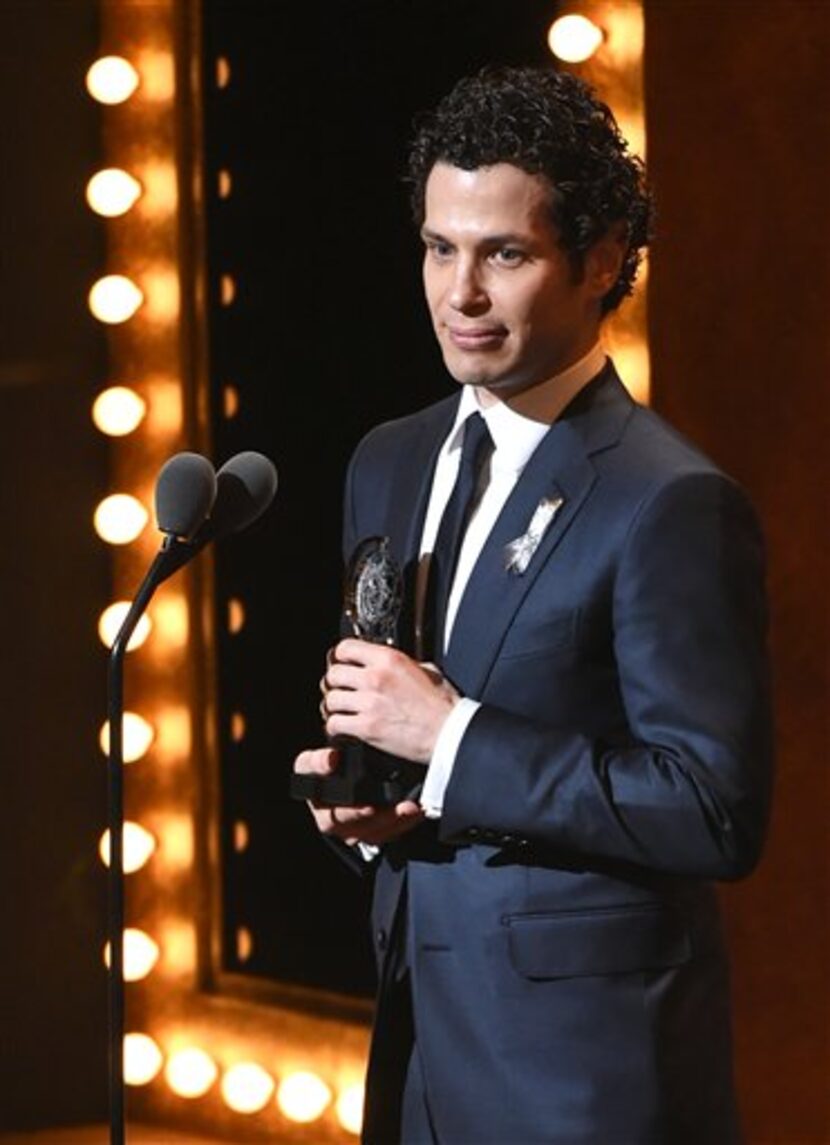 Thomas Kail acepta el Premio Tony al mejor director de un musical por “Hamilton”, el domingo...