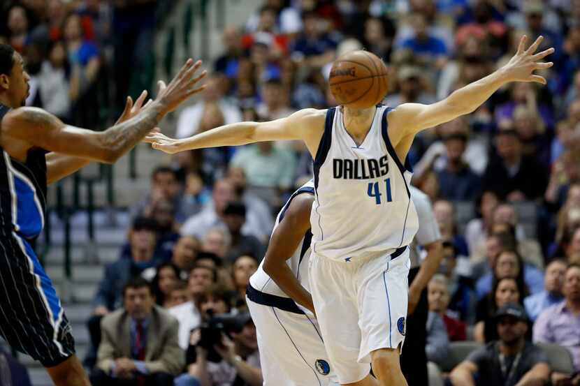 Dallas Mavericks forward Dirk Nowitzki attempts to reach for the ball in the second half...