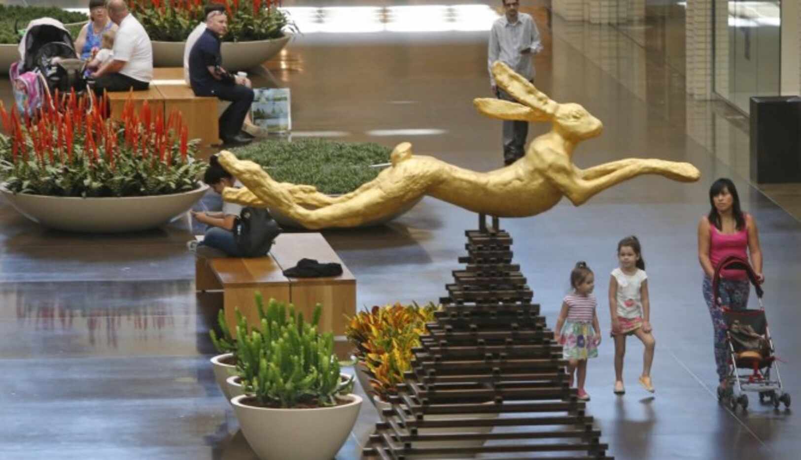 La escultura “Liebre saltante” es una de las muchas obras de arte en el NorthPark Center de...