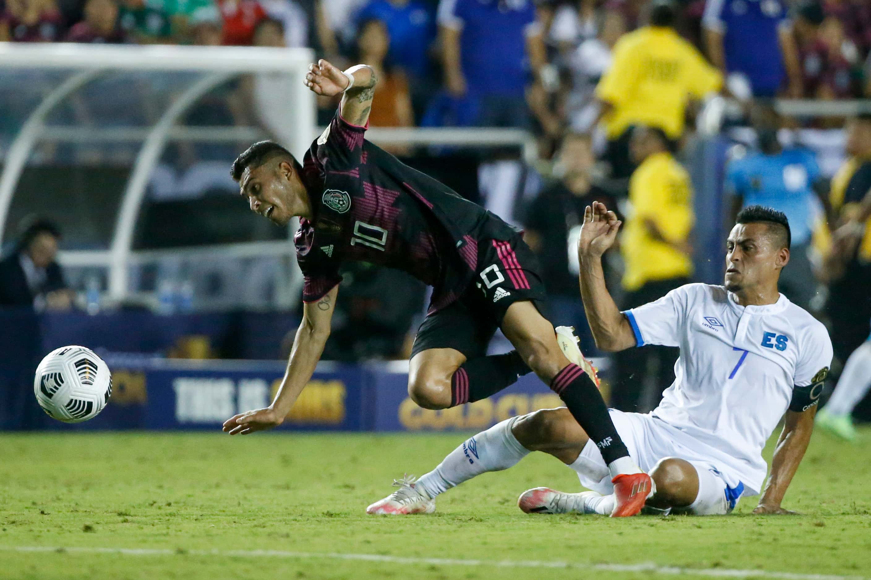 El Salvador midfielder Darwin Cerén (7) tackles Mexico midfielder Orbelí­n Pineda (10)...