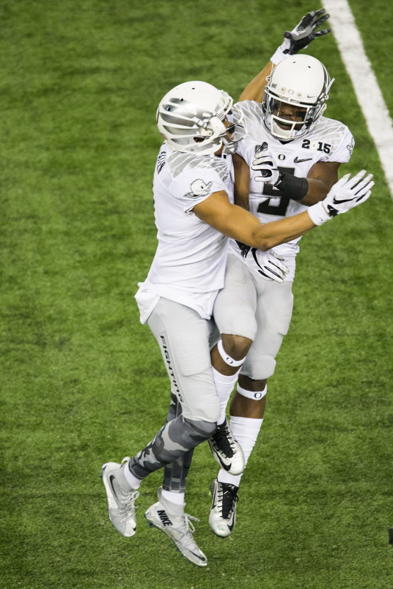 Oregon Ducks running back Byron Marshall (9) celebrates with wide receiver Keanon Lowe (7)...