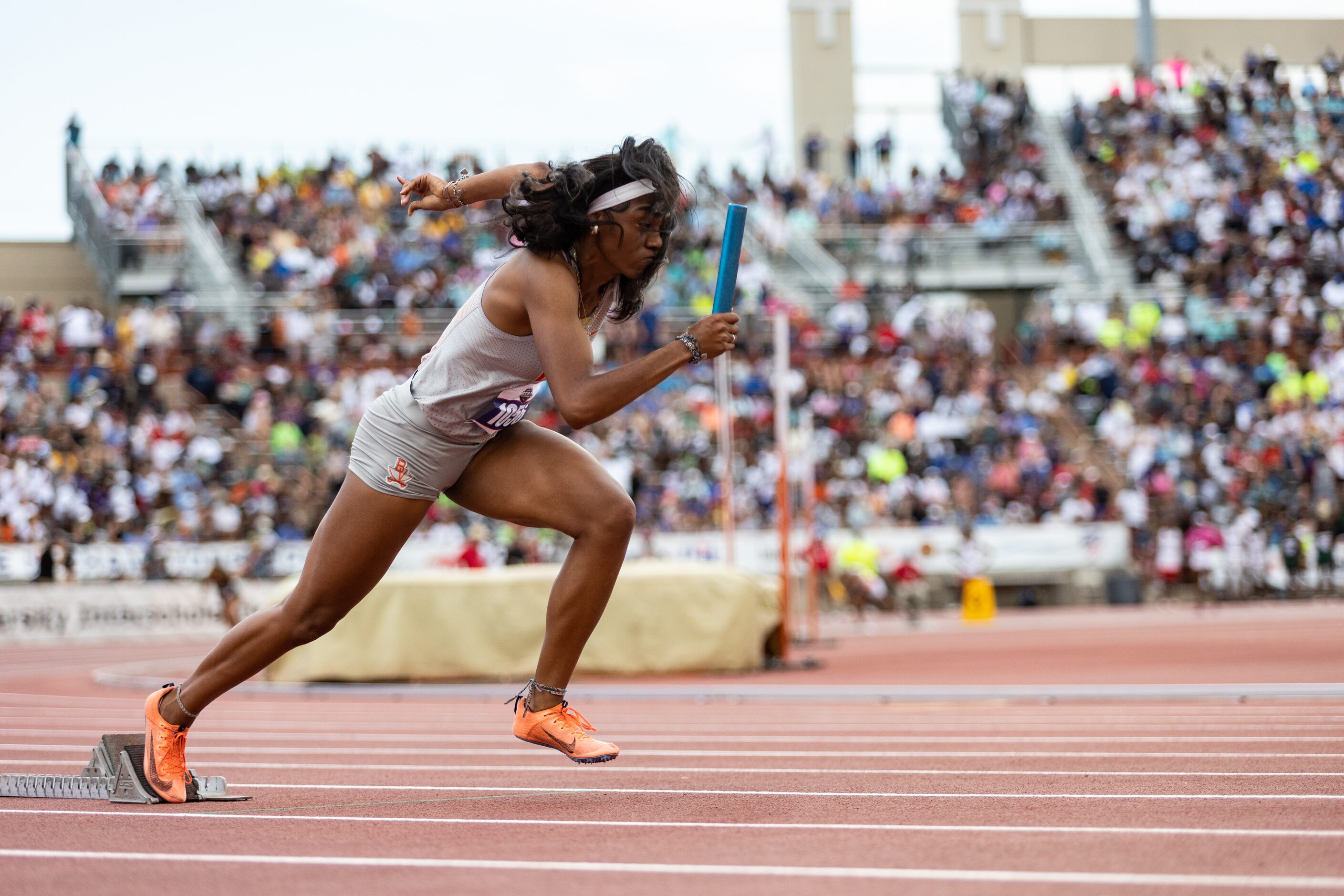 Janet Nkwoparah of Arlington Bowie leads off in the girls’ 4x200-meter relay at the UIL...