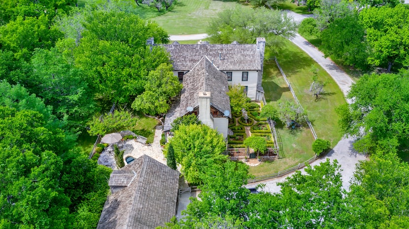 Take a look at Settlers Crossing, a historic bed-and-breakfast on the market in Fredericksburg.