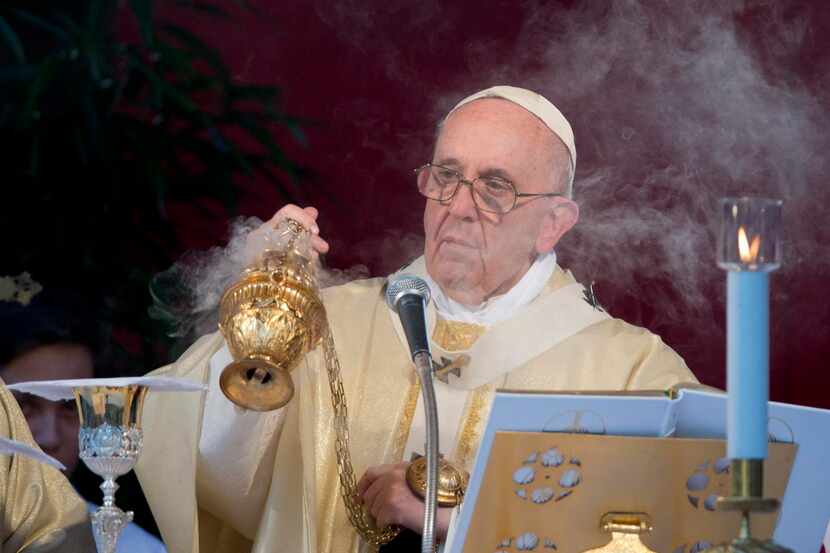 El Papa Francisco celebra una misa en Roma con ocasión del Día de Todos los Santos...