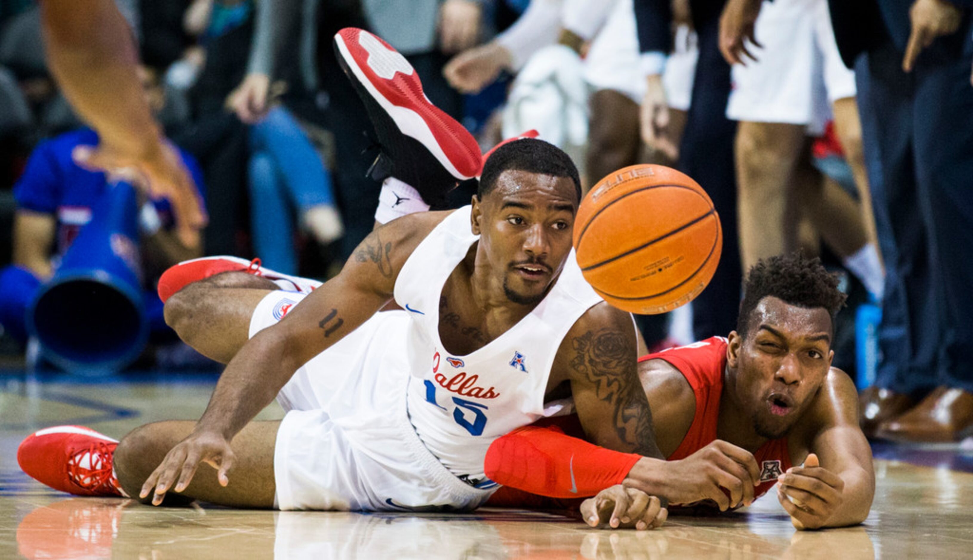 Southern Methodist forward Isiaha Mike (15) and Houston Cougars forward Fabian White Jr....