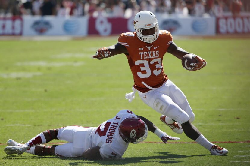 Texas Longhorns running back D'Onta Foreman (33) avoids a tackle by Oklahoma Sooners...