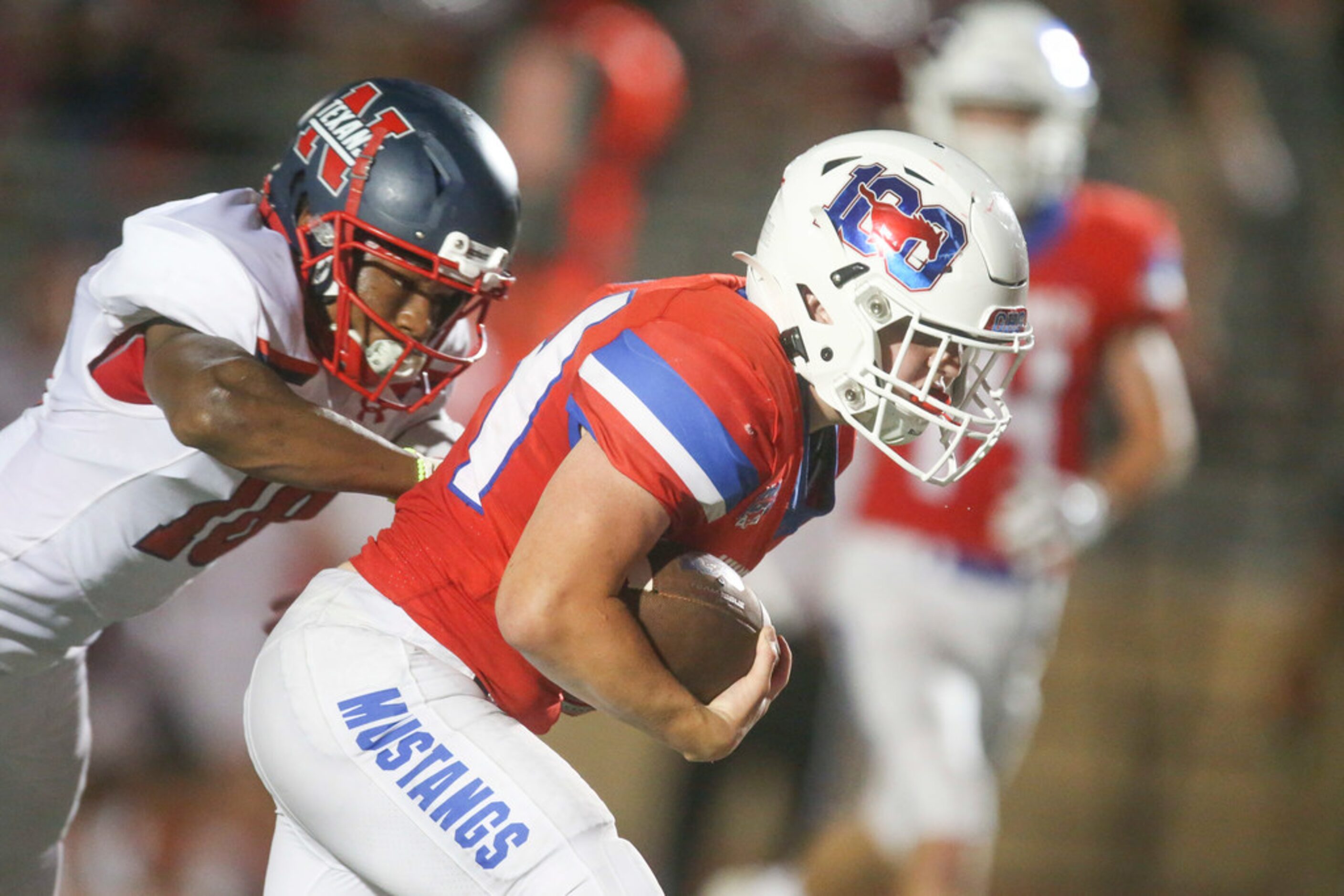 Grapevine running back Eliot Hanson (34) carries the ball past Jordan Dunn (18) for a...