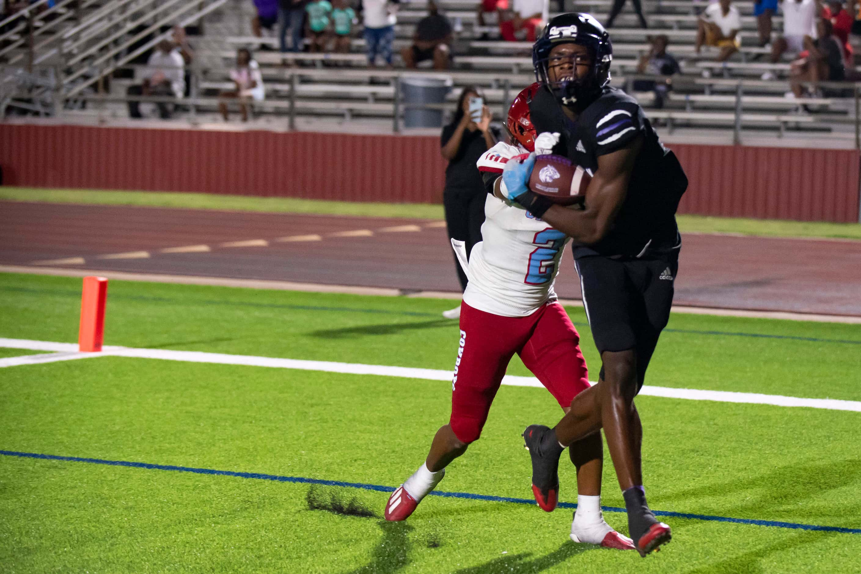 Lincoln senior Jamel Hardy (6) catches a touchdown pass over Carter senior Jyson...