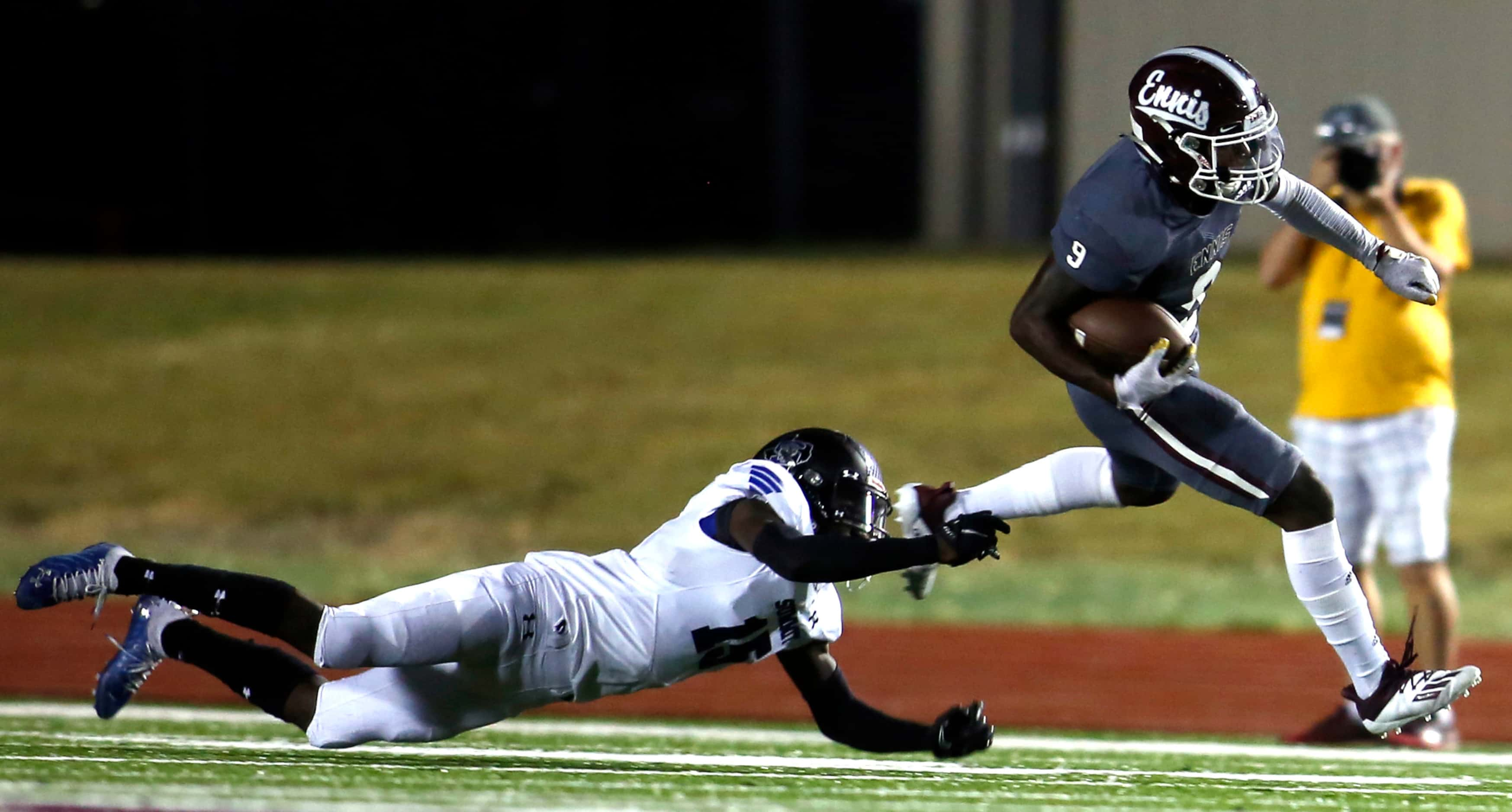 Ennis receiver Devion Beasley (9) pulls out of the attempted tackle of Mansfield Summit...