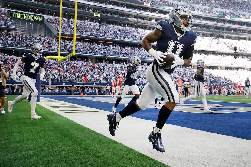 Dallas Cowboys linebacker Micah Parsons (11) celebrates his fumble recovery and return for a...