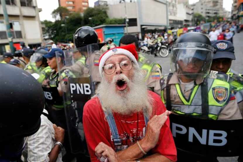 Un hombre se burla de la policía que bloquea una marcha de ancianos hacia la Defensoría del...