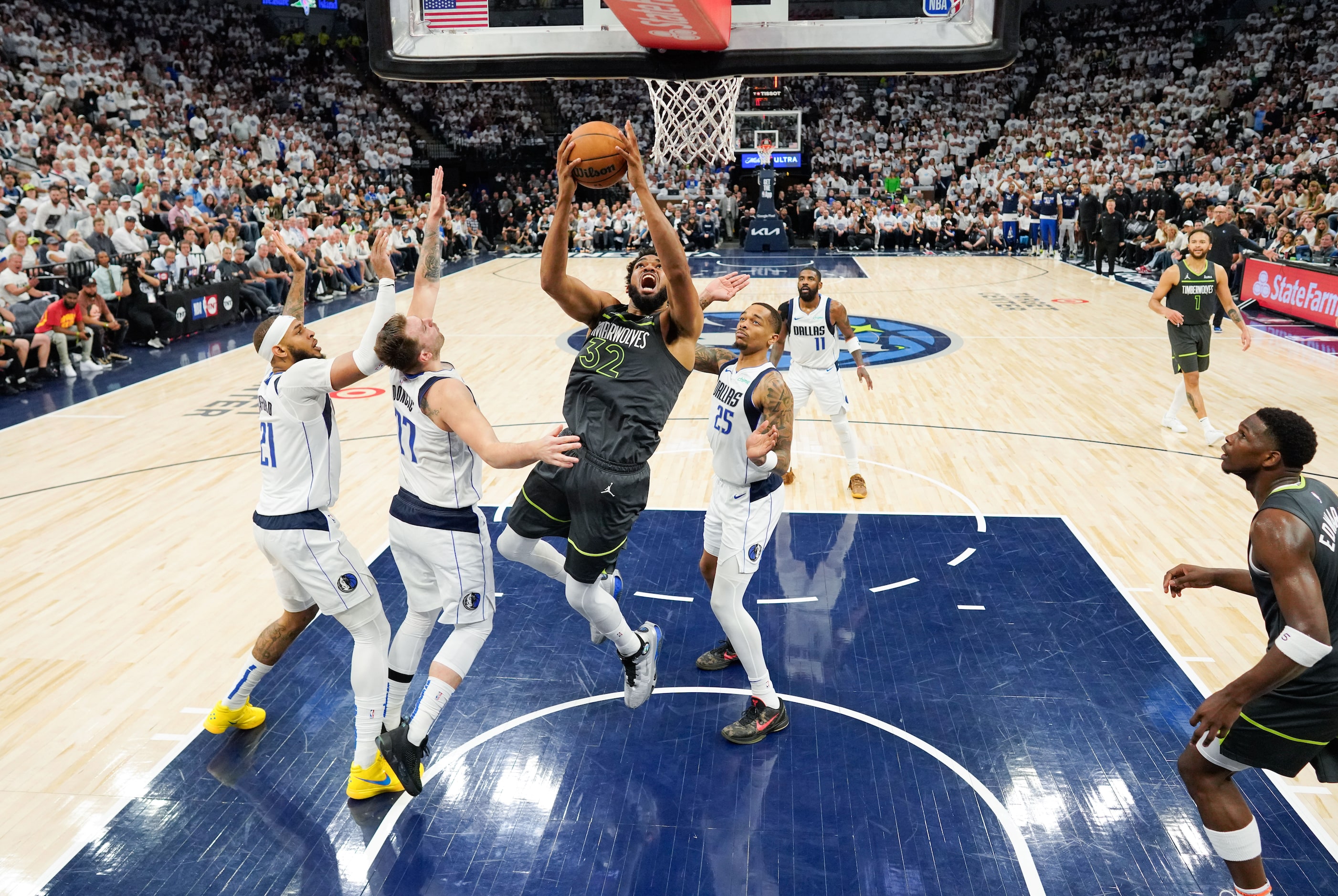 Minnesota Timberwolves center Karl-Anthony Towns (32) goes to tha basket between Dallas...