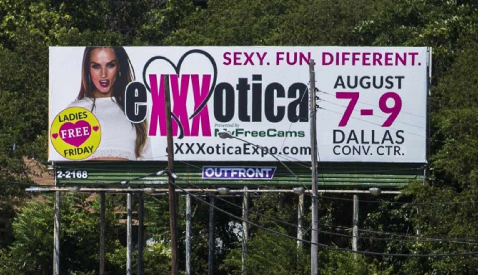 Un cartelón anuncia la feria Exxxotica en Dallas, la cual ha levantado polémica entre...