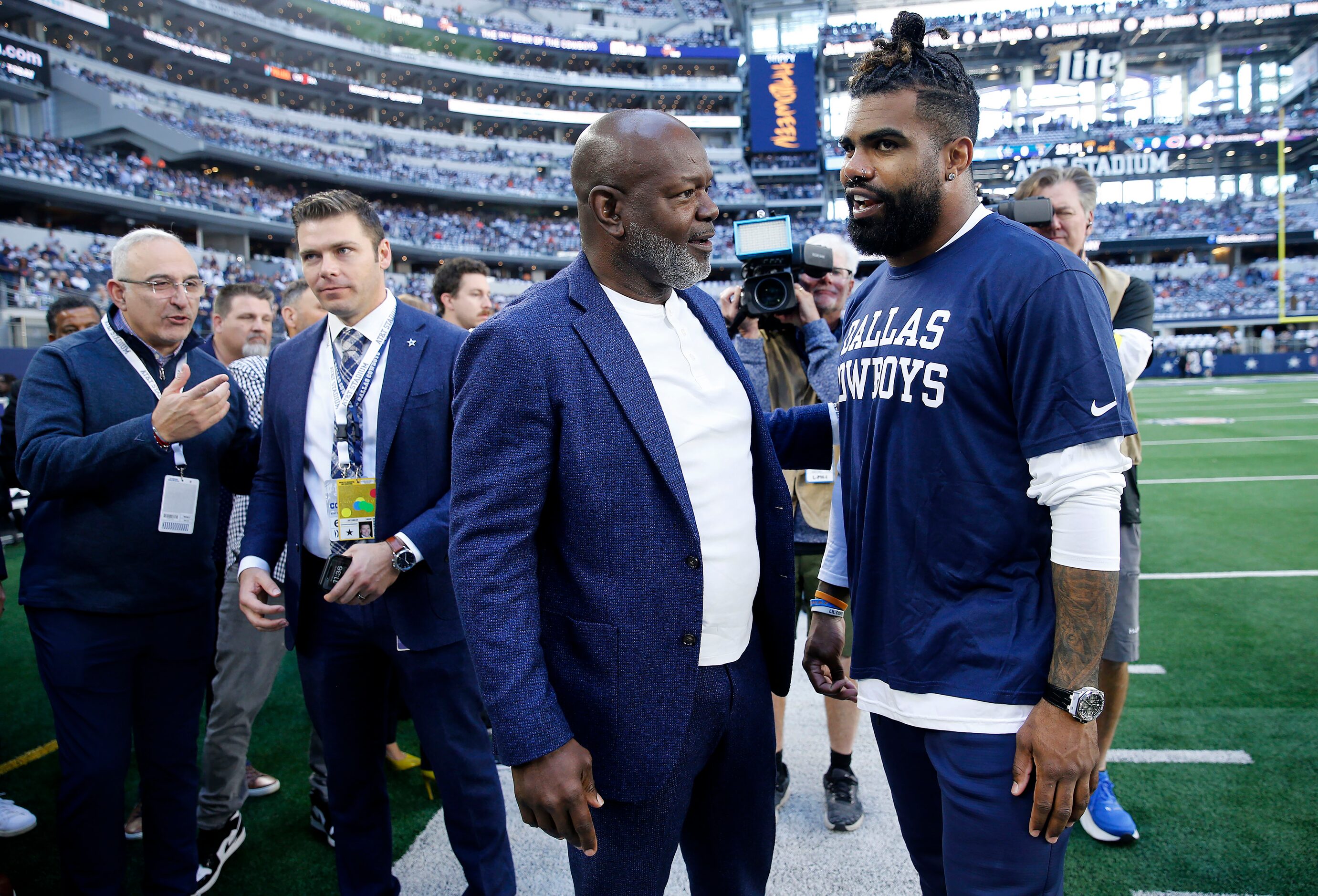 Dallas Cowboys running back Ezekiel Elliott (right) visits with former Dallas Cowboys...