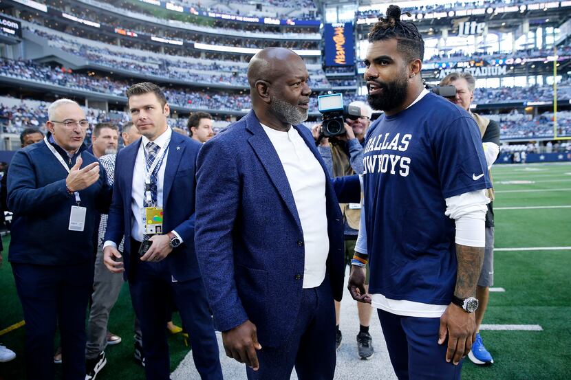 Dallas Cowboys running back Ezekiel Elliott (right) visits with former Dallas Cowboys...