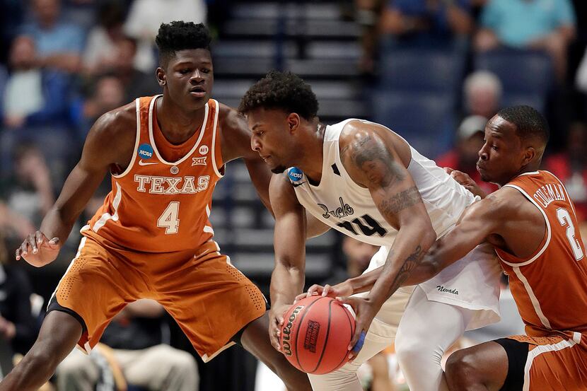 Texas forward Mohamed Bamba (4) and guard Matt Coleman (2) pressure Nevada guard Jordan...