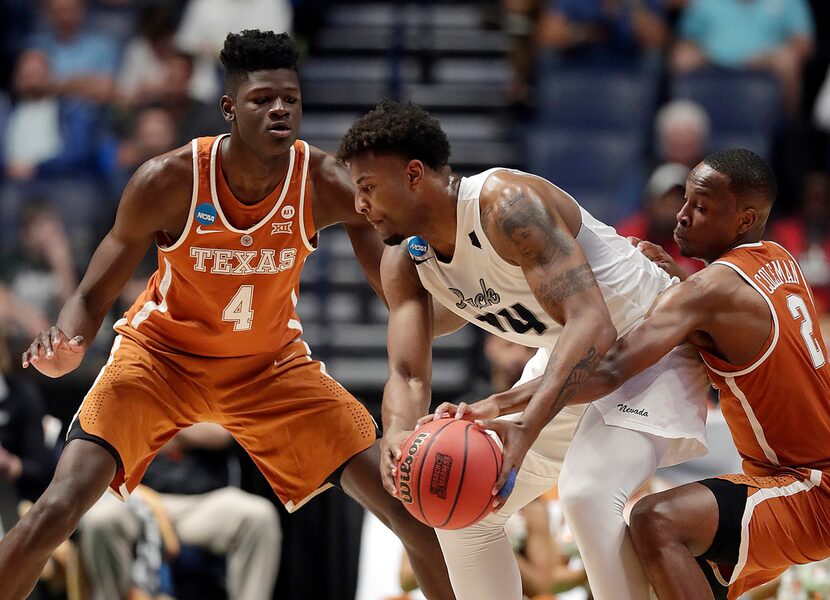 Texas forward Mohamed Bamba (4) and guard Matt Coleman (2) pressure Nevada guard Jordan...