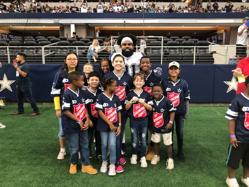 Dallas Cowboys running back Ezekiel Elliott took a moment out of his pregame warm-up routine...