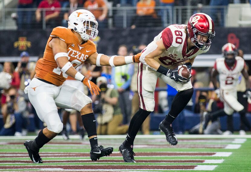 FILE - Oklahoma Sooners tight end Grant Calcaterra (80) catches a pass in the end zone for a...