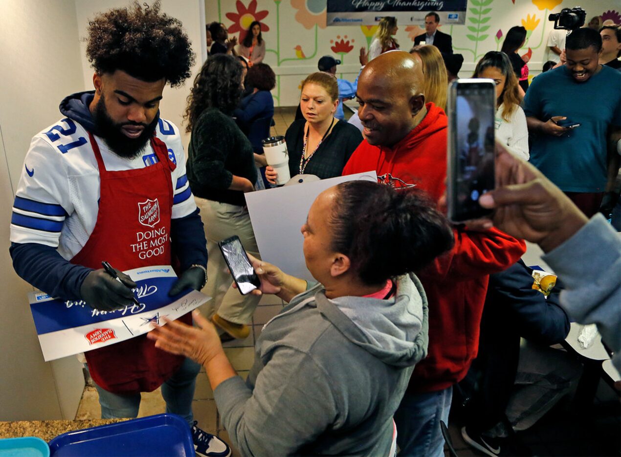 Running back Ezekiel Elliott signed autographs as Dallas Cowboys players served an early...