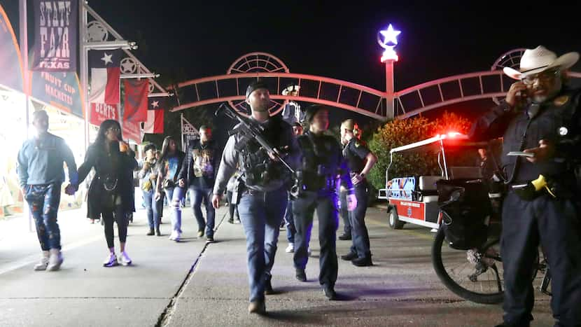 Agentes de policía de Dallas trabajan cerca de la escena de un tiroteo en la Feria Estatal...