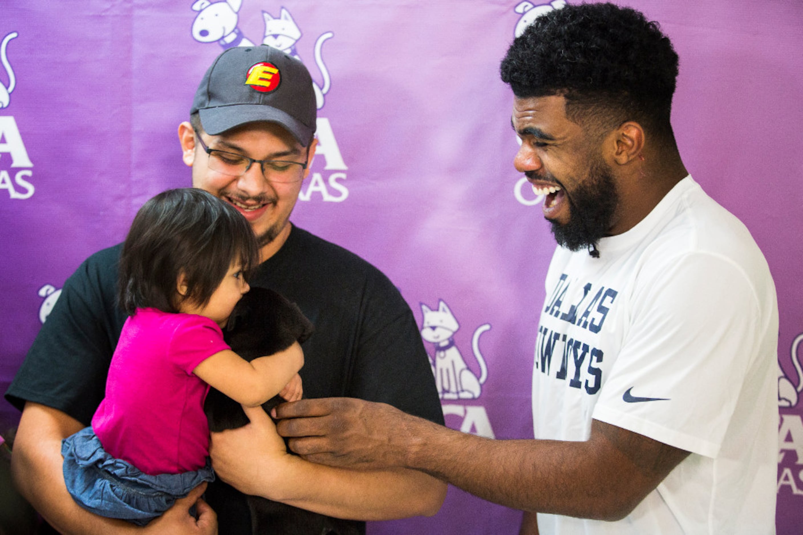 Watch as Cowboys RB Ezekiel Elliott surprises new pet owners at