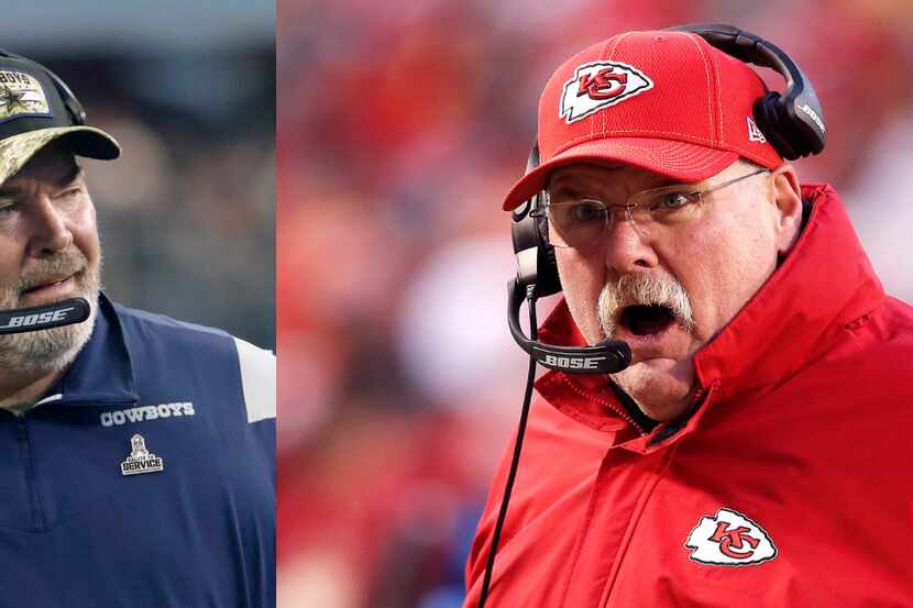 El entrenador de los Cowboys de Dallas, Mike McCarthy (izq), y el entrenador de los Chiefs...