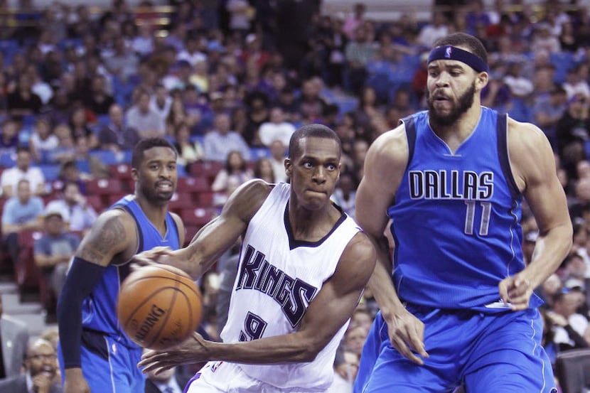 Sacramento Kings guard Rajon Rondo (9) drives to the basket against Dallas Mavericks...