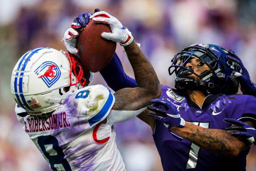 Southern Methodist Mustangs wide receiver Reggie Roberson Jr. (8) catches a pass with TCU...