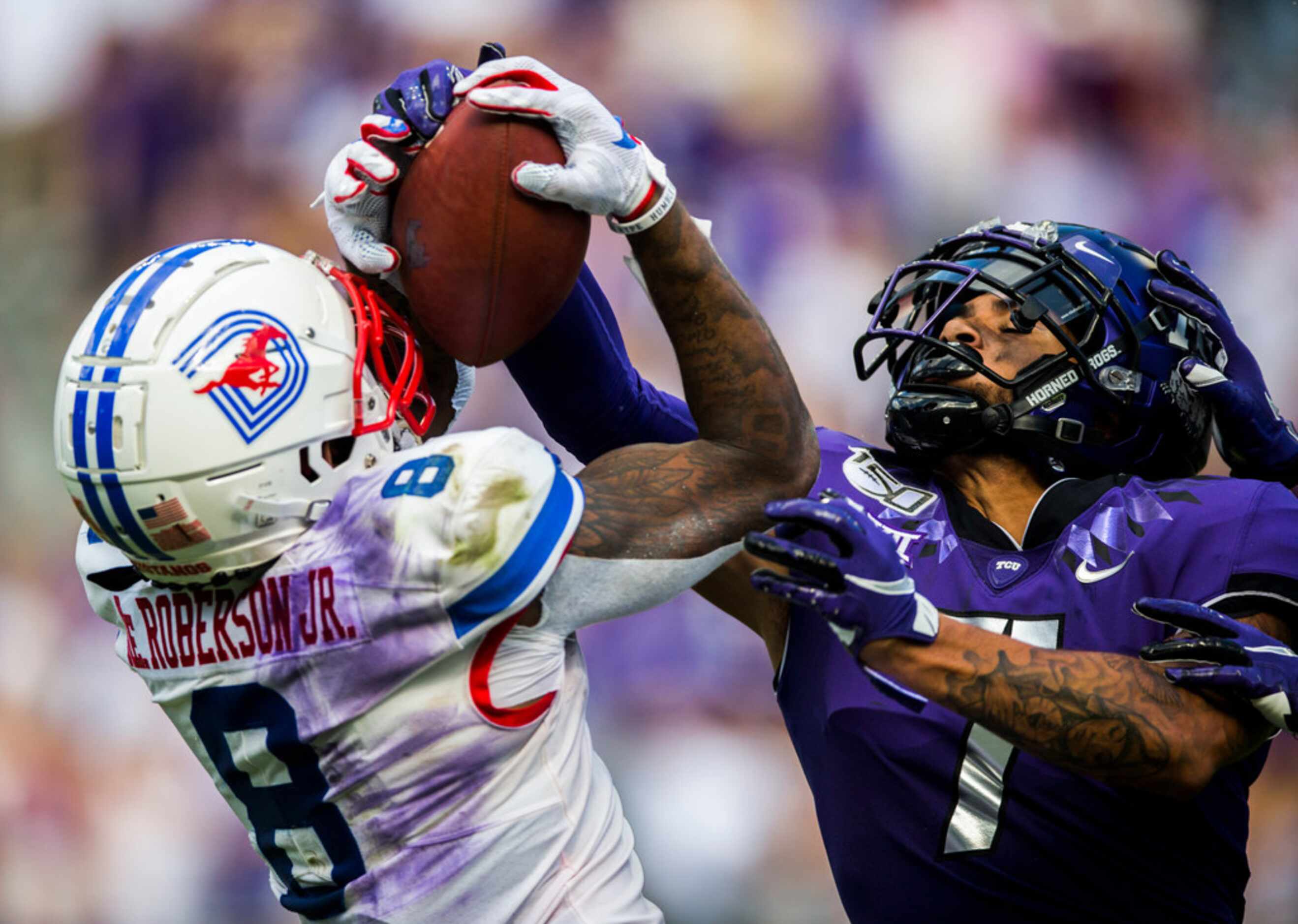 Southern Methodist Mustangs wide receiver Reggie Roberson Jr. (8) catches a pass with TCU...