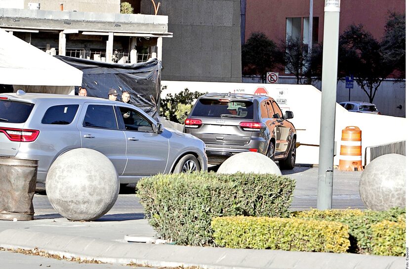 Un convoy en el que viajaba el Alcalde Adrián de la Garza ingresó al Palacio Municipal ayer...