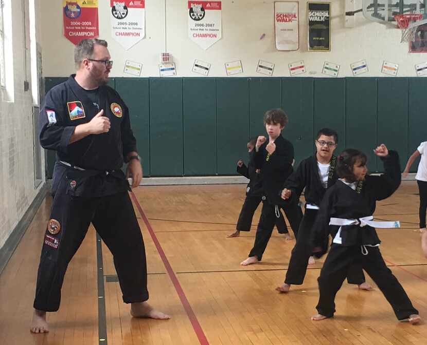 El club de karate es una de las actividades extracurriculares en la escuela Preston Hollow....