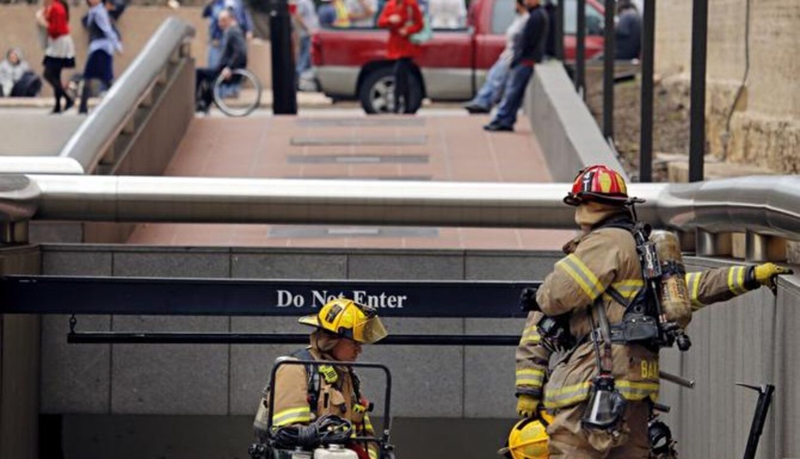 Bomberos de Dallas entran al sótano del edificio Thanksgiving Tower del centro de Dallas,...