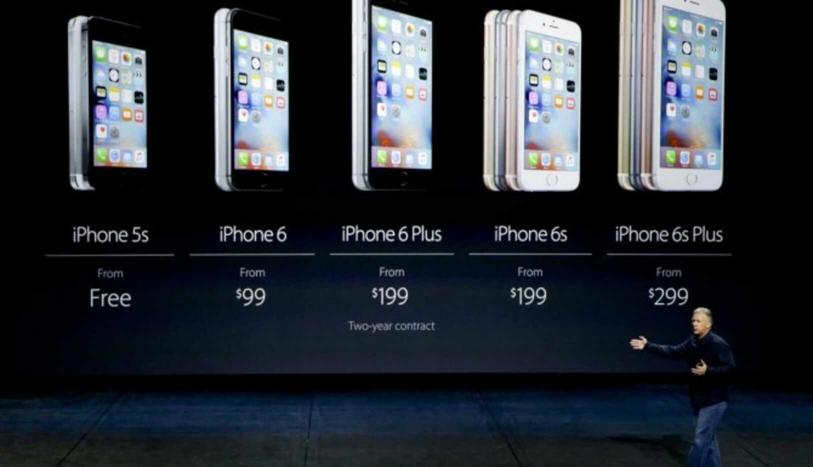 Phil Schiller, vicepresidente de Apple, muestra los precios de los nuevos modelos de iPhone....