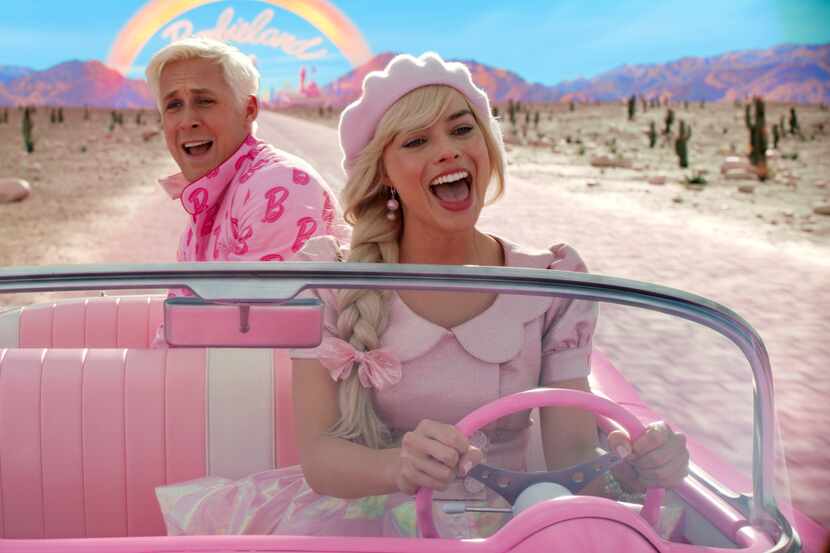 Ryan Gosling, como Ken, y Margot Robbie, como Barbie, en una escena de la película 'Barbie',...