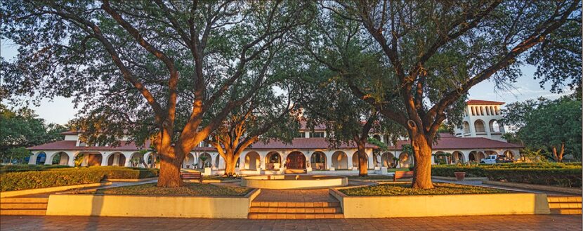 La hacienda del Crawford Ranch tiene una estructura central del 6,000 pies cuadrados.