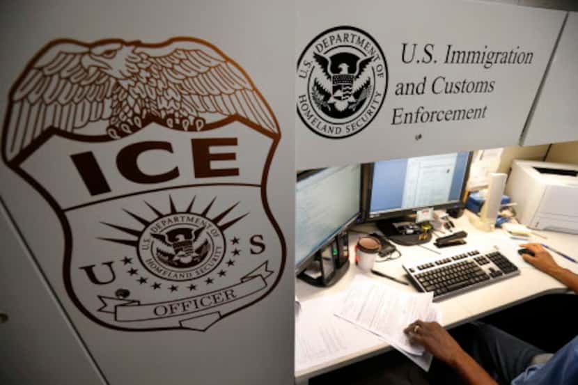 Un oficial de deportaciones no identificado del Servicio de Inmigración y Control de Aduanas...