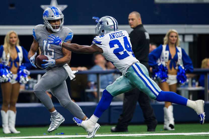 Detroit Lions wide receiver Golden Tate (15) looks back at Dallas Cowboys cornerback Chidobe...