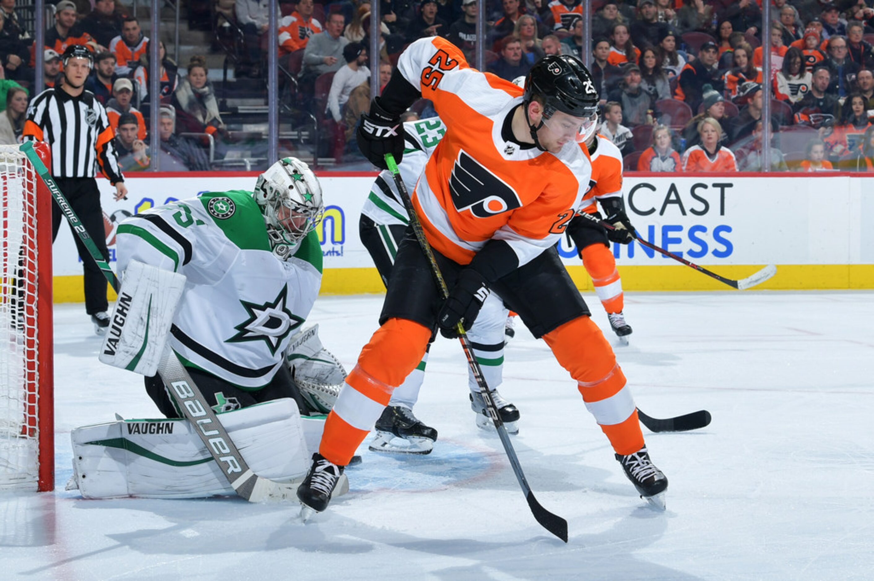 PHILADELPHIA, PENNSYLVANIA - JANUARY 10: James van Riemsdyk #25 of the Philadelphia Flyers...