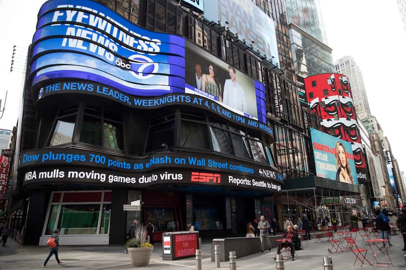 Una pantalla electrónica muestra noticias el miércoles 11 de marzo de 2020 en Times Square,...