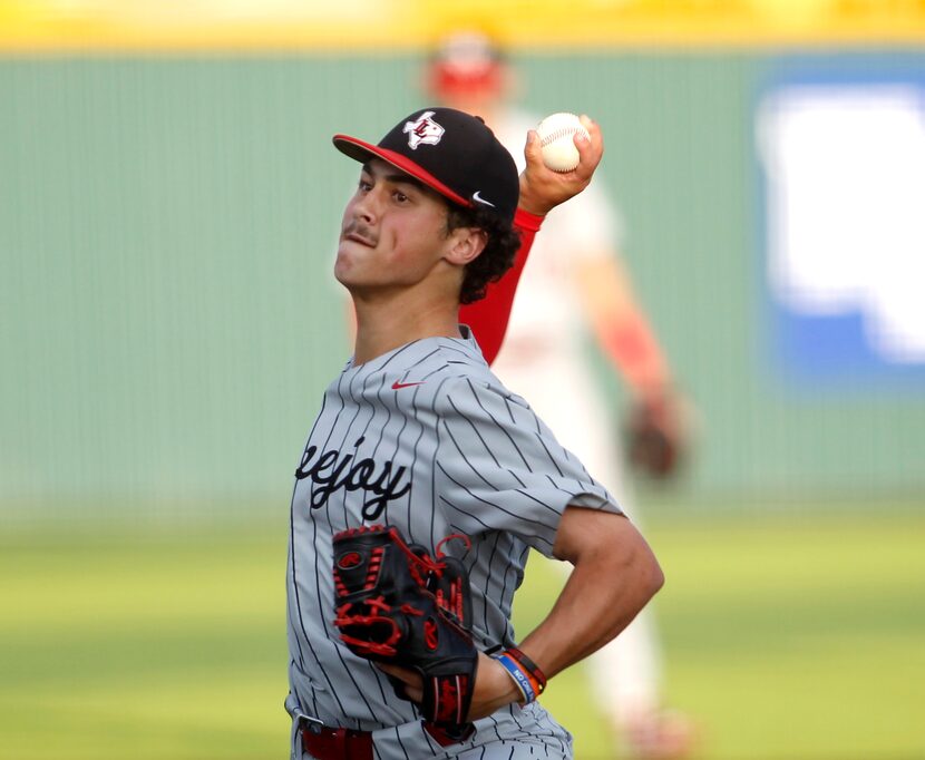 Lovejoy pitcher Grant Harlan (3) delivered a pitch to a Forney batter during the bottom of...