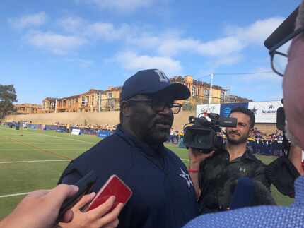 Gary Brown hablando con la prensa el lunes en Oxnard, California.