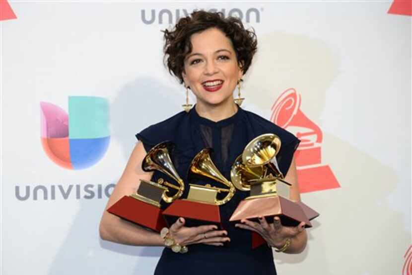 Natalia Lafourcade posa en la sala de prensa tras ganar los Latin Grammy a la canción del...