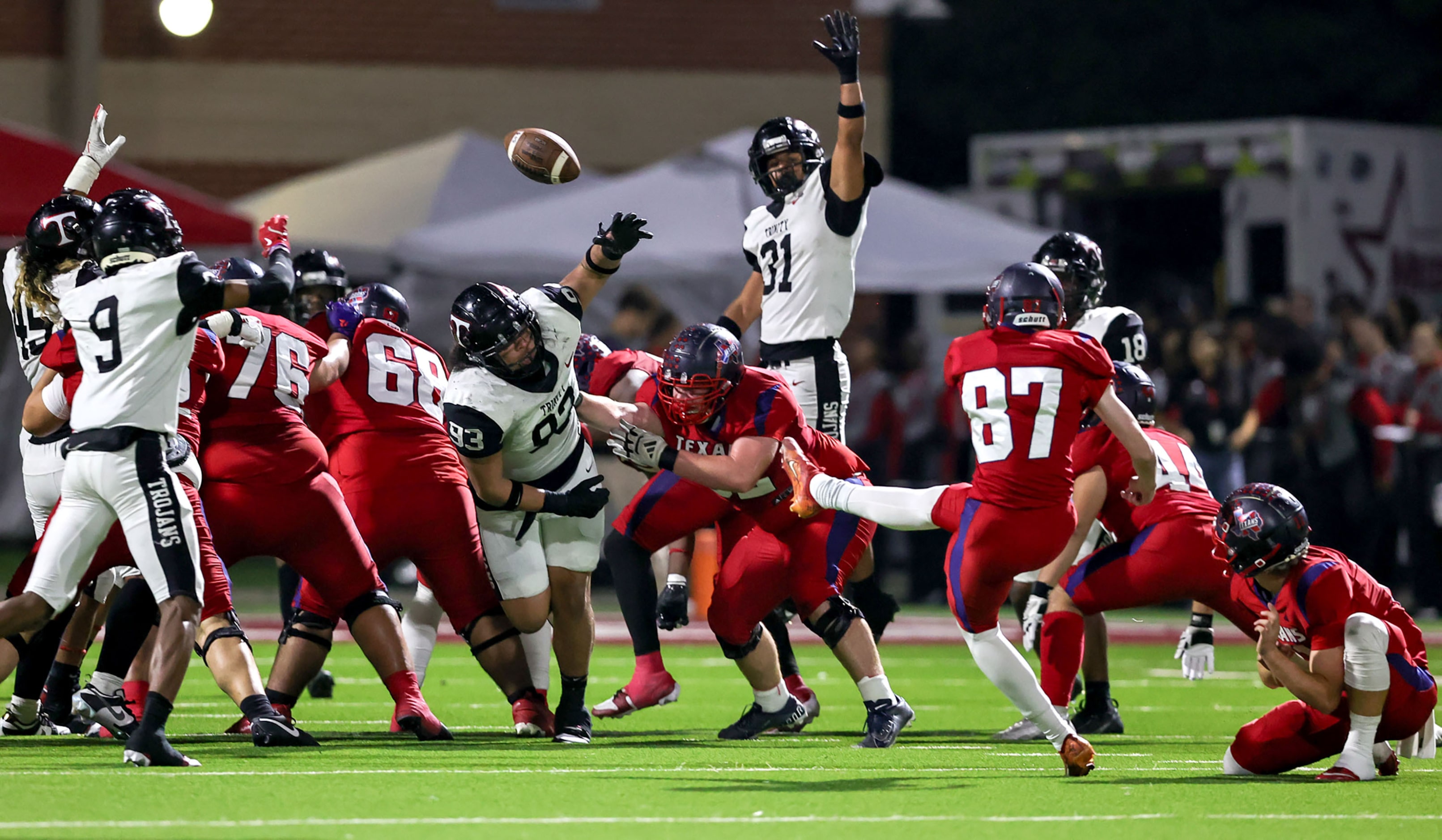 Justin Northwest kicker Ryan Schellenberg (87) attempts a field goal against Trinity during...