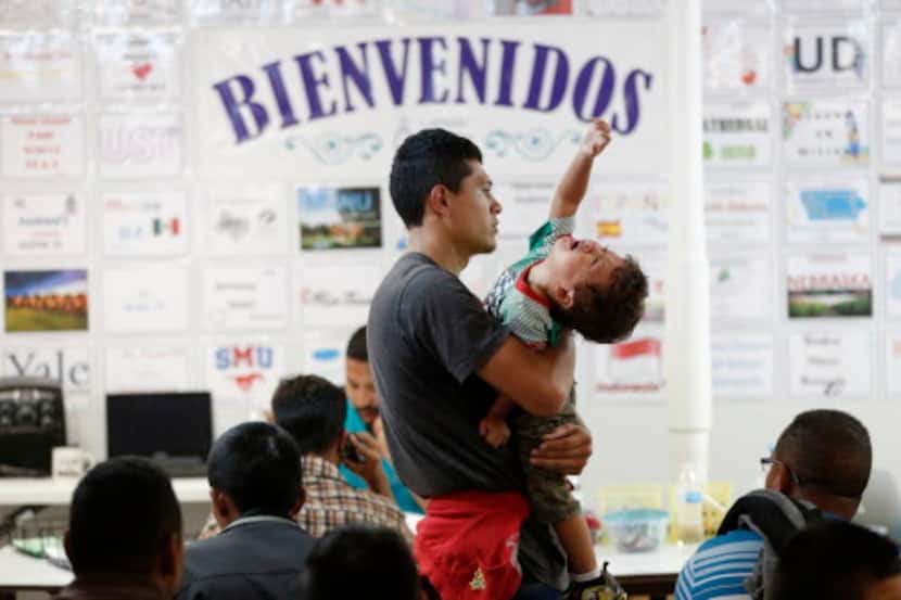 Jonathan Pineda, de 23 años, de El Salvador, junto a su hijo del mismo nombre y de 2 años,...