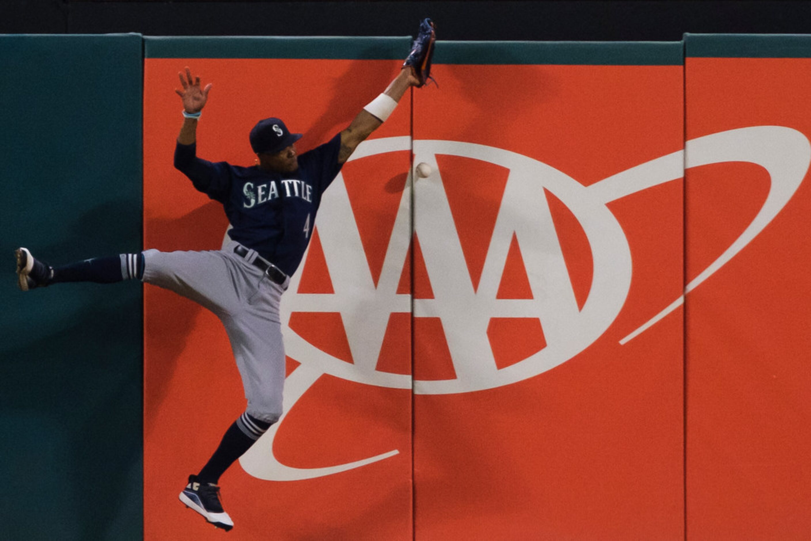 Seattle Mariners center fielder Keon Broxton canÃt make the play on a leadoff double by...