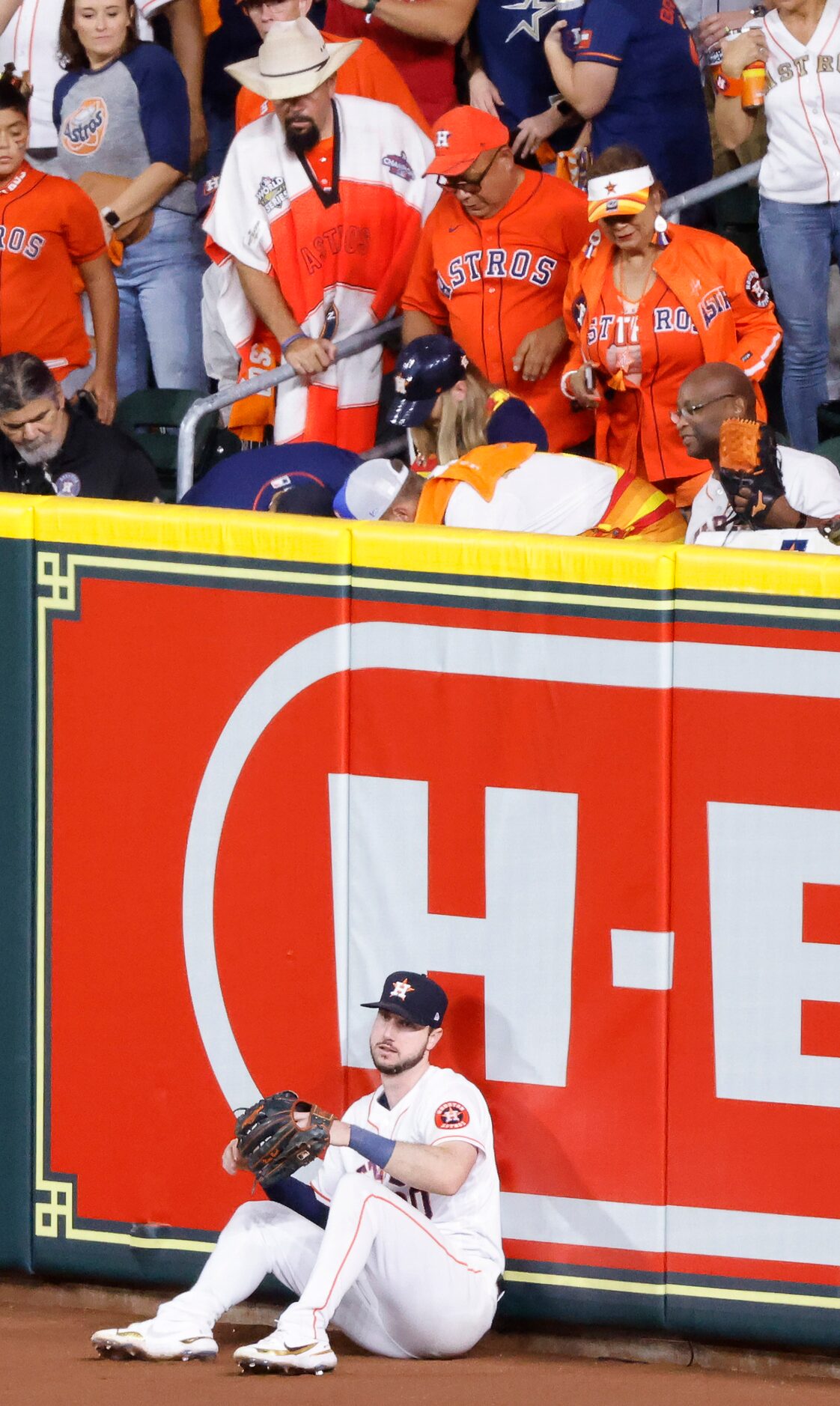 Houston Astros right fielder Kyle Tucker (30) comes down empty handed after missing a home...